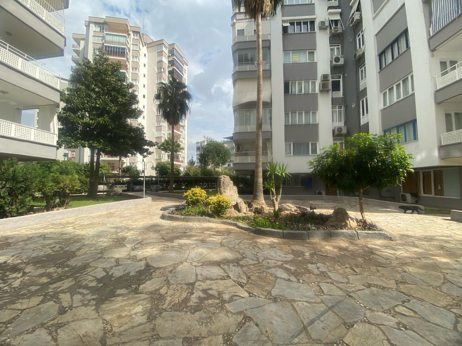 KONYAALTINDA GENİŞ 3+1  SATILIK DAİRE